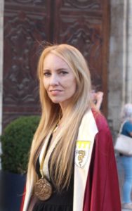 Samantha Panza è una figura di rilievo nella vita culturale e associativa di Asti, attualmente riconfermata come Rettrice del Rione San Silvestro per il triennio 2025–2027. La sua nomina è stata ufficializzata nell'ottobre 2023, confermando il suo ruolo di guida nel comitato paliesco del rione.
Nata e residente ad Asti, è un'imprenditrice, artigiana e giornalista con una carriera poliedrica nel settore culturale, artistico e associativo. È fondatrice e titolare della ditta "Principessa Valentina", specializzata in progettazione e organizzazione di eventi, spettacoli e iniziative culturali. L'azienda si occupa anche di promozione turistica, valorizzazione dei prodotti tipici, sartoria artistica e conservazione delle tecniche artigianali tradizionali.
È presidente della Commissione Artistica del Collegio dei Rettori. Ha contribuito alla promozione delle tradizioni locali attraverso l'insegnamento e l'animazione di gruppi di danza storica e attività culturali.
La sua dedizione al patrimonio storico e culturale di Asti si riflette nel suo coinvolgimento in eventi commemorativi e nella partecipazione a missioni diplomatiche e di promozione imprenditoriale in diversi paesi. È stata anche impegnata in attività socio-umanitarie e nella promozione dell'imprenditoria femminile.
Samantha Panza rappresenta una figura significativa nel panorama dell'artigianato e della cultura italiana, coniugando tradizione, creatività e impegno associativo.
